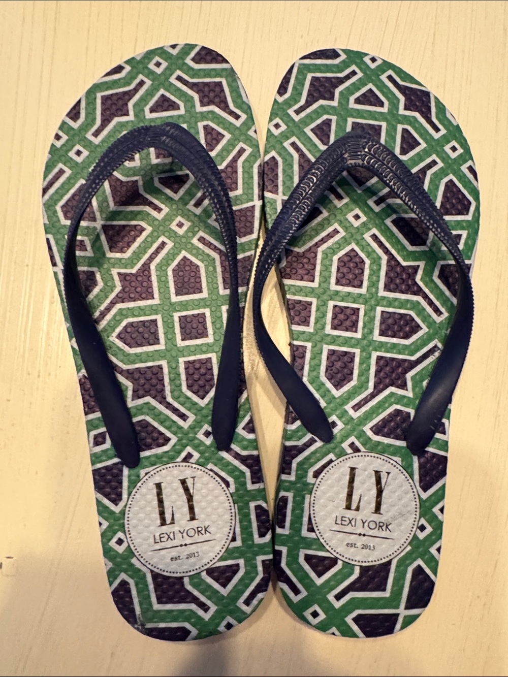 NWOT Lexi York Flip Flops size 8 in navy & green geometrical pattern-never worn